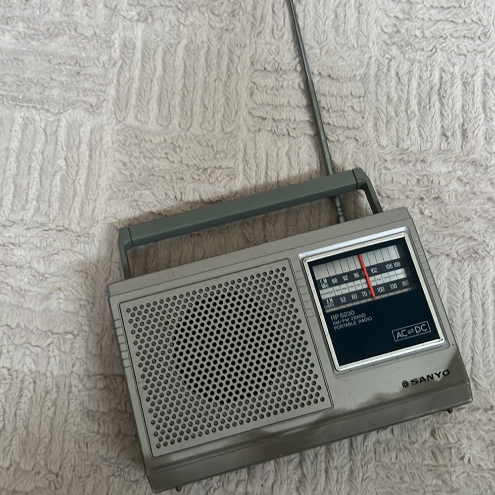 Sanyo Model RP 5230 AM/FM Portable Radio, Vintage 80’s